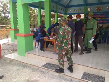 Anggota Satgas TMMD Bojonegoro Menertibkan Antrian Daftar Hadir Anggota Linmas Dan Masyarakat